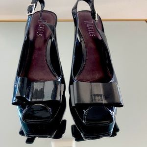 Black patent leather peep toe shoe with center bow
